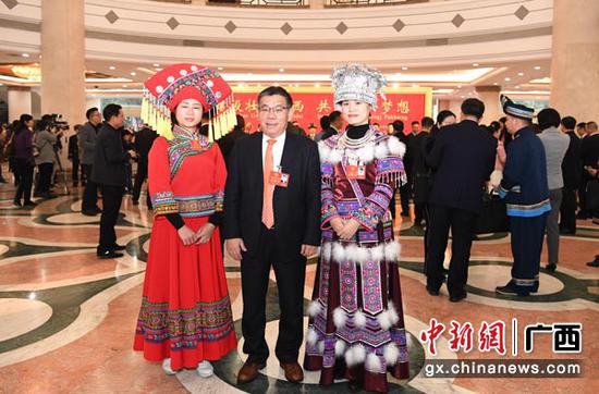 1月26日，会期6天的广西壮族自治区第十三届人大二次会议在南宁开幕。图为身着民族服装的人大代表合影。俞靖 摄