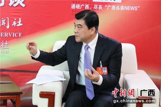 1月26日,广西人大代表,广西投资促进局局长、党组书记,广西经济技术协作办公室主任杨春庭接受中新社广西分社专访。 中新社记者 林浩 摄