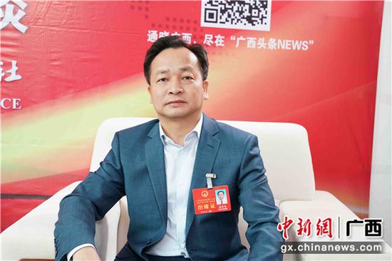 1月27日,广西人大代表、中国革命老区百色市田阳县长黄国哲接受中新社专访。 陈冠言 摄 1月27日,广西人大代表、中国革命老区百色市田阳县长黄国哲接受中新社专访。 陈冠言 摄
