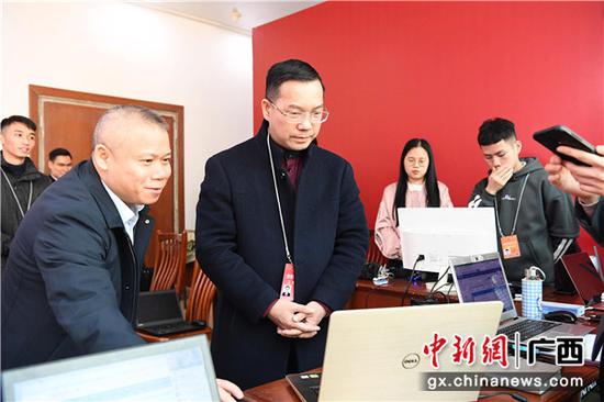 俞靖 摄