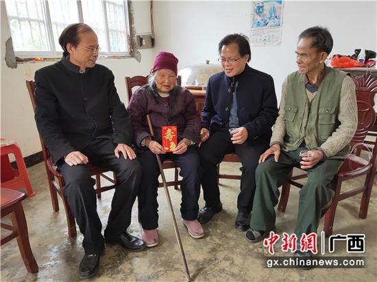 图为慰问高龄老人。 图为慰问高龄老人。