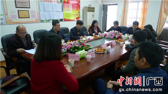 邮储银行崇左市分行与越南边贸合作银行进行业务交流会谈。 邮储银行崇左市分行与越南边贸合作银行进行业务交流会谈。