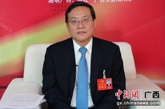1月29日,广西人大代表、广西审计厅党组书记苏海棠接受中新社专访。陈冠言 摄 1月29日,广西人大代表、广西审计厅党组书记苏海棠接受中新社专访。陈冠言 摄