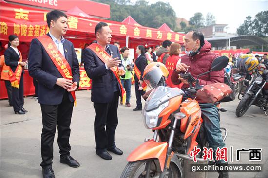 邮储银行梧州市分行员工与返乡务工人员亲切交谈。 邮储银行梧州市分行员工与返乡务工人员亲切交谈。