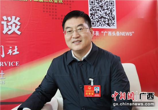 1月30日,广西人大代表、中共防城港市委书记李延强接受中新社专访。 中新社记者 杨志雄 摄 1月30日,广西人大代表、中共防城港市委书记李延强接受中新社专访。 中新社记者 杨志雄 摄