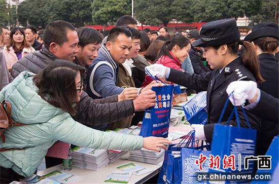 群众在领取“春节平安大礼包”。 群众在领取“春节平安大礼包”。