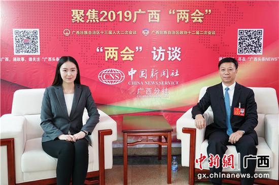 1月30日,广西人大代表、广西商务厅党组书记 厅长蒋连生接受中新社专访。 陈冠言 摄 1月30日,广西人大代表、广西商务厅党组书记 厅长蒋连生接受中新社专访。 陈冠言 摄