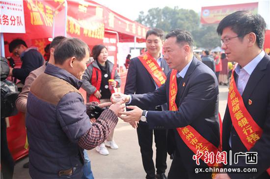 邮储银行梧州市分行志愿者为返乡务工人员送上热姜茶。 邮储银行梧州市分行志愿者为返乡务工人员送上热姜茶。