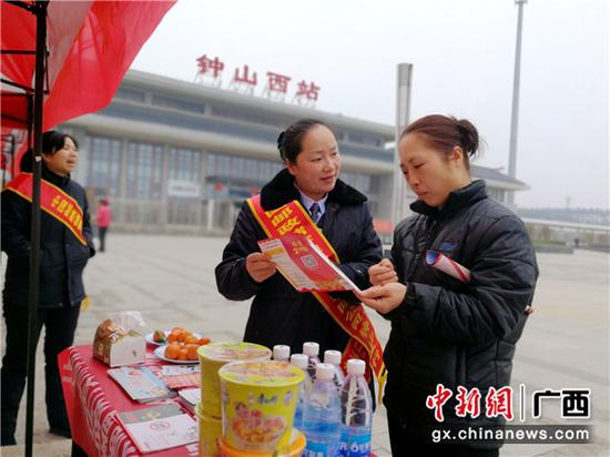 邮储银行贺州钟山县支行客户经理为返乡务工人员发放安全用卡信息。 邮储银行贺州钟山县支行客户经理为返乡务工人员发放安全用卡信息。