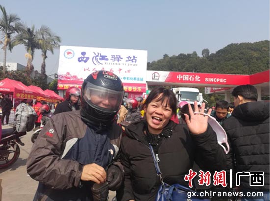 88必娱乐手机网版石化情暖驿站志愿者为老乡夫妻两照合照 88必娱乐手机网版石化情暖驿站志愿者为老乡夫妻两照合照
