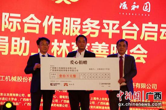 图为爱心企业捐助贫困群体。钟欣 摄 图为爱心企业捐助贫困群体。钟欣 摄