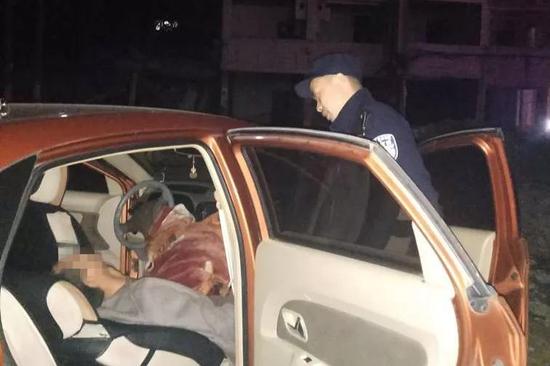 警方在车内发现一昏迷男子 。 龙湾警方供图