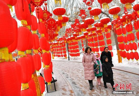 乌鲁木齐一公园张灯结彩年味浓