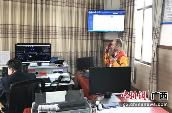 图为李欢在石鼓塘站室内防护。陈国君 摄