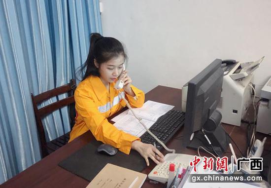 图为曾惠雯在驻站值班通过电话号码拨测对管内七个站及三个变电所的语音记录仪进行查询、调听试验。彭泷阩 摄