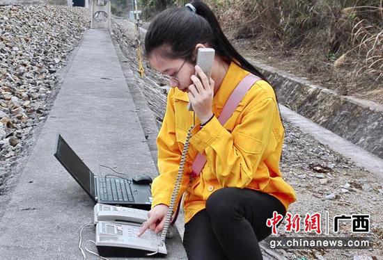 图为曾惠雯在区间通过电话号码拨测对管内工务防洪看守点的防洪电话进行通话试验。彭泷阩 摄
