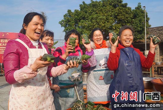大家聚在一起包粽子,喜气洋洋。 大家聚在一起包粽子,喜气洋洋。