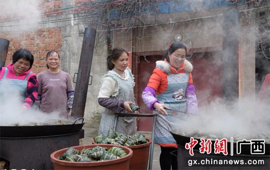 大家聚在一起包粽子 大家聚在一起包粽子