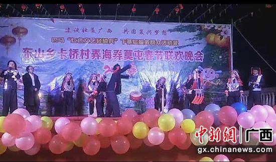 图为东山乡卡桥村弄海弄莫屯2019年春节联欢晚会现场。 图为东山乡卡桥村弄海弄莫屯2019年春节联欢晚会现场。