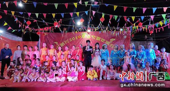图为所略乡甲略村2019年春节联欢晚会现场。 图为所略乡甲略村2019年春节联欢晚会现场。