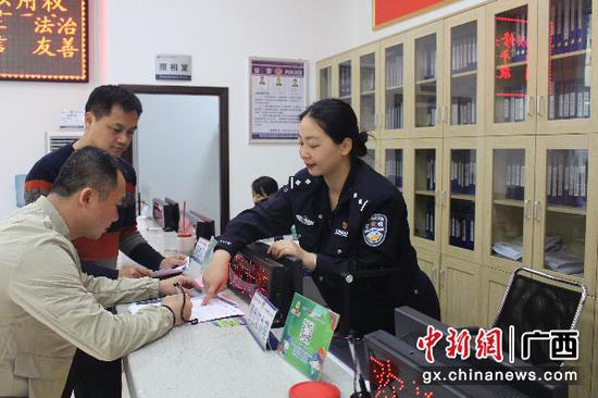 图为户籍民警为民众办理业务。警方供图 图为户籍民警为民众办理业务。警方供图