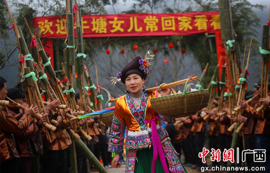 2月9日,广西柳州市融水苗族自治县红水乡良双村牛塘屯举行姑娘集体回