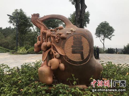 图为扁桃造型的红陶制品。 图为扁桃造型的红陶制品。