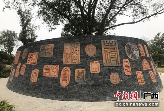 图为百寿字壁。 图为百寿字壁。