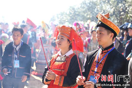 嘉宾参与体验“丰瑞”活动。黄享熙 摄 嘉宾参与体验“丰瑞”活动。黄享熙 摄