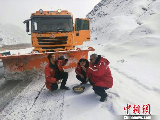 春节大假这些人一直在清雪 饿了就在雪中吃
