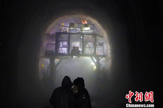驻守高海拔格库铁路建设者在工地邀亲人过大年