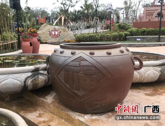 图为百福缸。 图为百福缸。