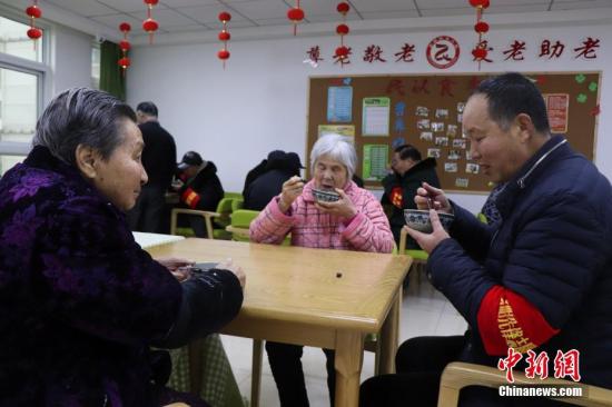 中国超4000万失能老年人面临照护难 护理人才缺口大