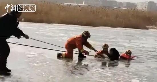 两儿童溜冰不慎落水 直击救援人员砸冰营救