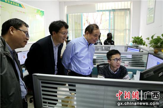 中国邮政集团公司张荣林副总经理在邮储银行广西区分行营运中心与监控预警团队深入交流。 中国邮政集团公司张荣林副总经理在邮储银行广西区分行营运中心与监控预警团队深入交流。
