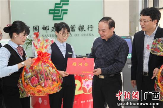 张荣林副总经理向邮储银行钦州市分行营业部送上慰问品。 张荣林副总经理向邮储银行钦州市分行营业部送上慰问品。