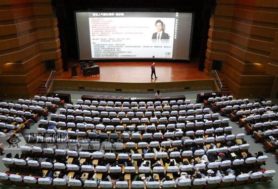 “大咖来啦·中关村知名创业导师进校园”活动,知名创业导师陈步衡到南宁职业技术学院授课现场。资料图片