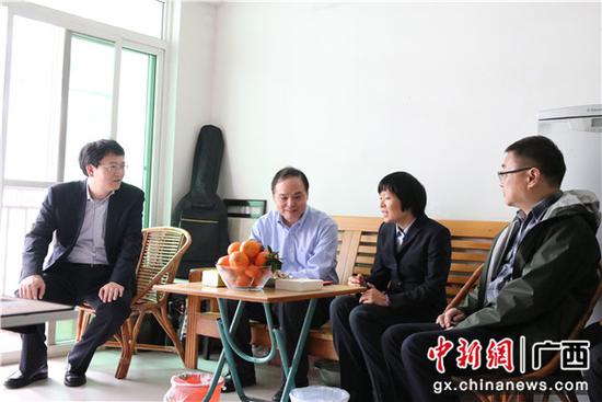 张荣林副总经理在困难职工家中慰问,与职工亲切交谈。 张荣林副总经理在困难职工家中慰问,与职工亲切交谈。