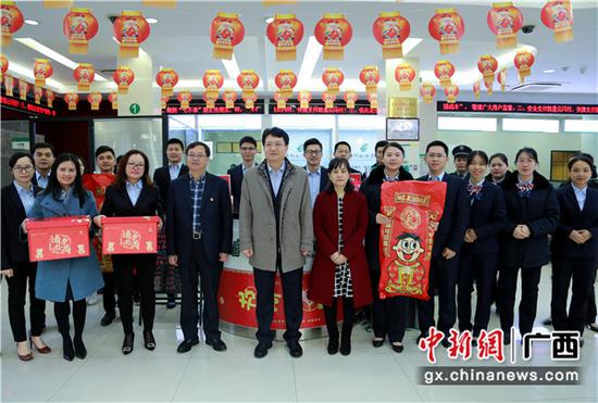邮储银行广西区分行党委班子给分行营业部送上新春祝福及慰问品。 邮储银行广西区分行党委班子给分行营业部送上新春祝福及慰问品。