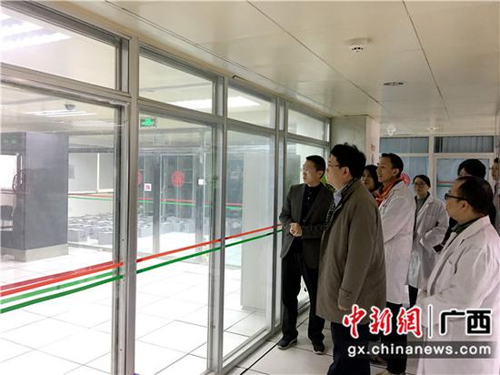邮储银行广西区分行党委书记、行长史军保查看机房设备。 邮储银行广西区分行党委书记、行长史军保查看机房设备。