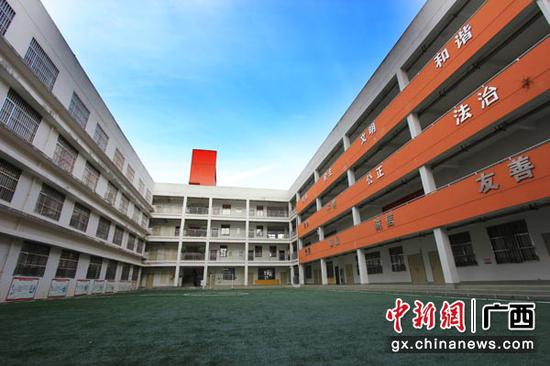 图为碧翠园学校小学部教学楼.