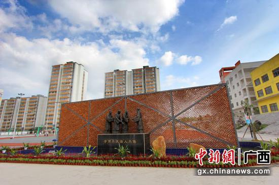 图为碧翠园学校大门。