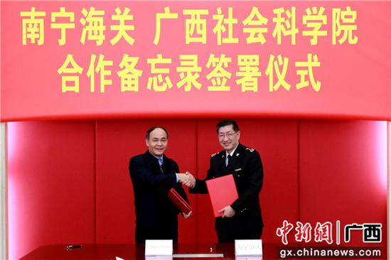 图为签约仪式现场。 图为签约仪式现场。
