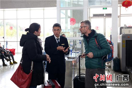 闻斌耐心为外籍旅客答?#23665;?#24785;。 闻斌耐心为外籍旅客答?#23665;?#24785;。