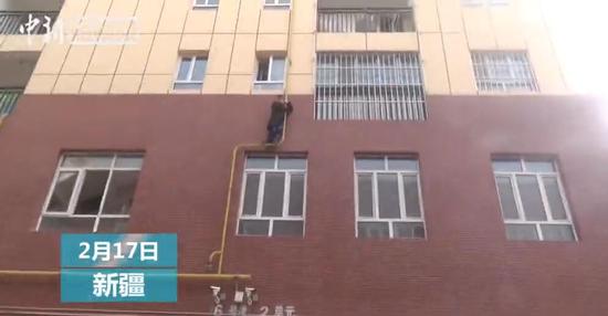 模仿电视剧动作 “熊孩子”爬天然气管道被困