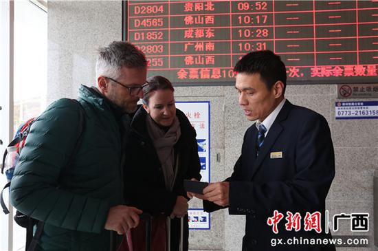 闻斌向外籍旅客提供购票咨询服务。 闻斌向外籍旅客提供购票咨询服务。