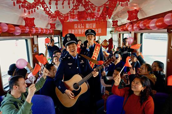 庆元宵猜灯谜新疆铁警护航民族团结平安之旅