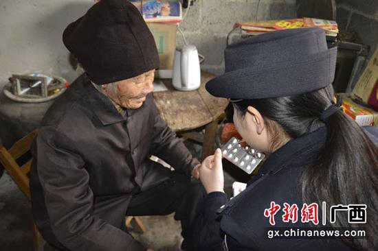 图为李佳家耐心地给黄爱明讲解降压药的使用方法。汤圆 摄 图为李佳家耐心地给黄爱明讲解降压药的使用方法。汤圆 摄