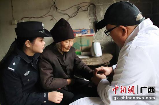 图为驻村大夫为黄爱明检查身体。李昌科 摄 图为驻村大夫为黄爱明检查身体。李昌科 摄