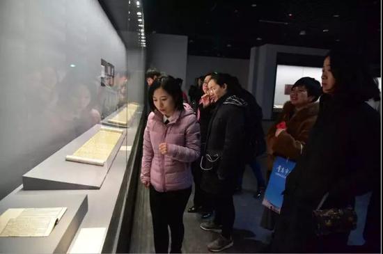 博物文化在策展人胡可佳的带领下参观刘墉展 博物文化供图
